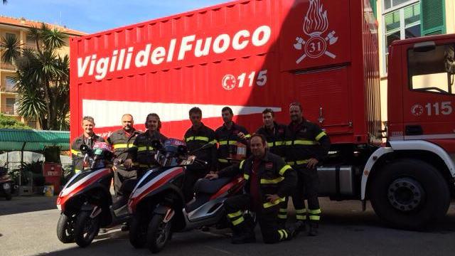 Un gruppo di vigili del fuoco di supporto al Giro