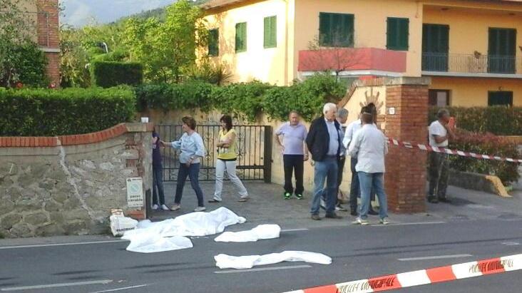 Il corpo dell'anziana coperto pietosamente da un telo bianco (foto Gori)