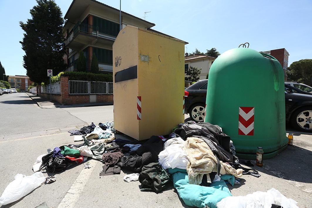 Abiti abbandonati in via Liguria davanti alle scuole medie Vanghetti (Foto Agenzia Carlo Sestini)