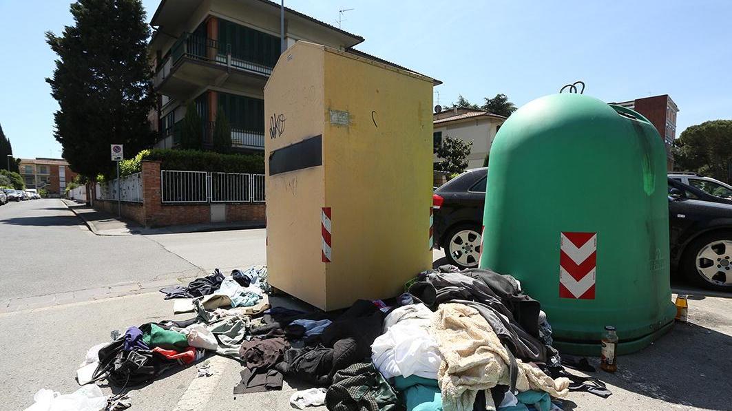 Abiti abbandonati in via Liguria davanti alle scuole medie Vanghetti (Foto Agenzia Carlo Sestini)