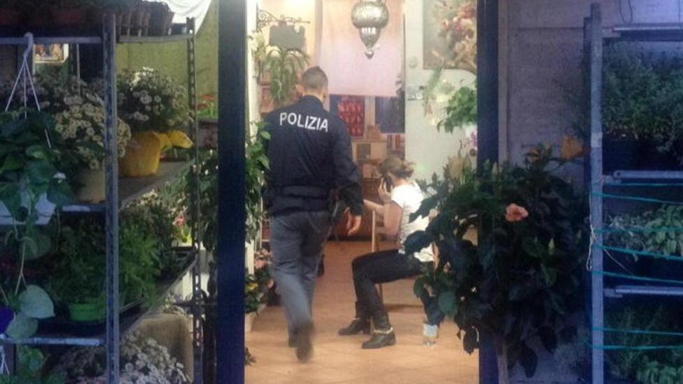 Una delle commesse che ha fermato il rapinatore con un agente