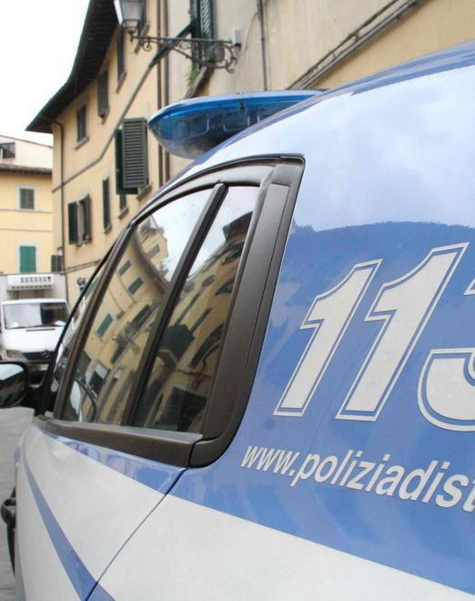 Impaurito dai vandali, spara a salve 