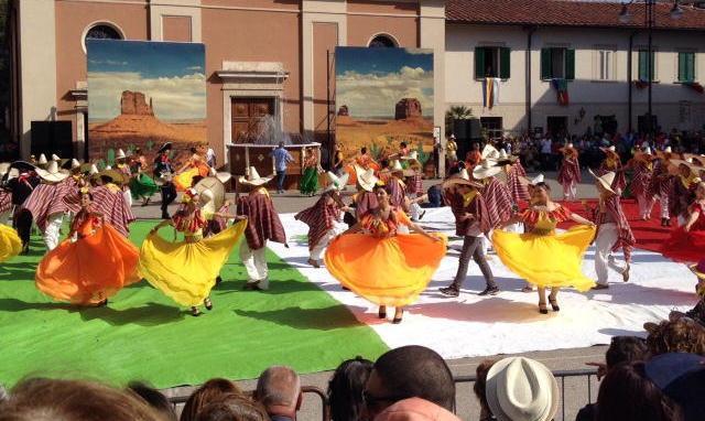 Invasa da colori e personaggi la piazza di Casciana Terme