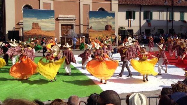 Invasa da colori e personaggi la piazza di Casciana Terme