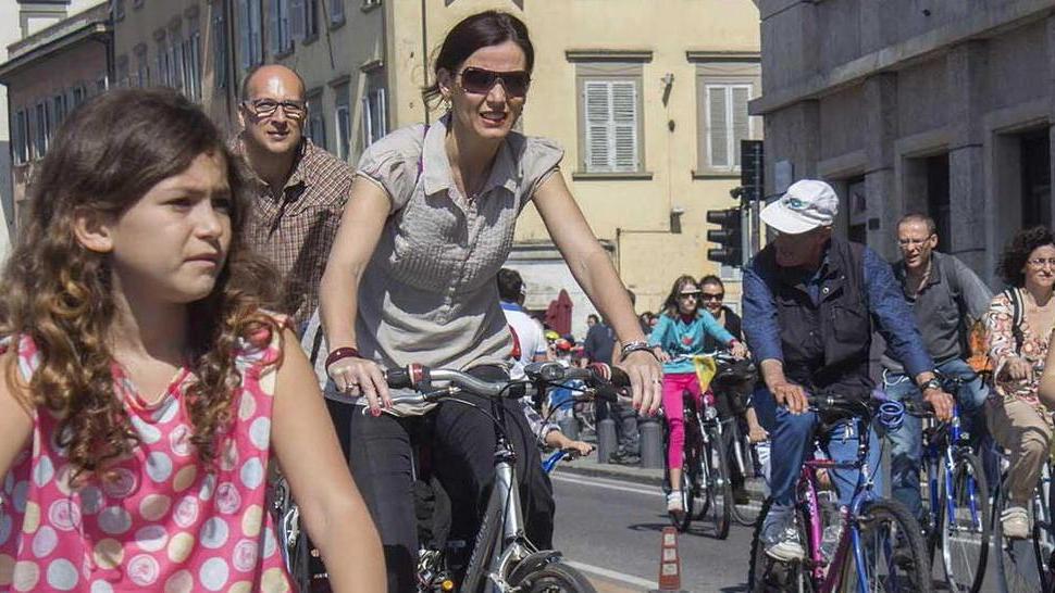 Settecento a pedalare per la città