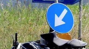 Non si ferma allo stop e travolge una moto