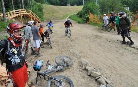 Cade con la bici da downhill: 22enne soccorso in elicottero