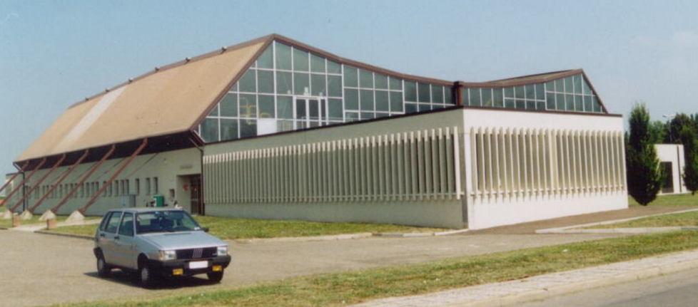 Baby-vandali sul palasport rompono i pannelli solari 