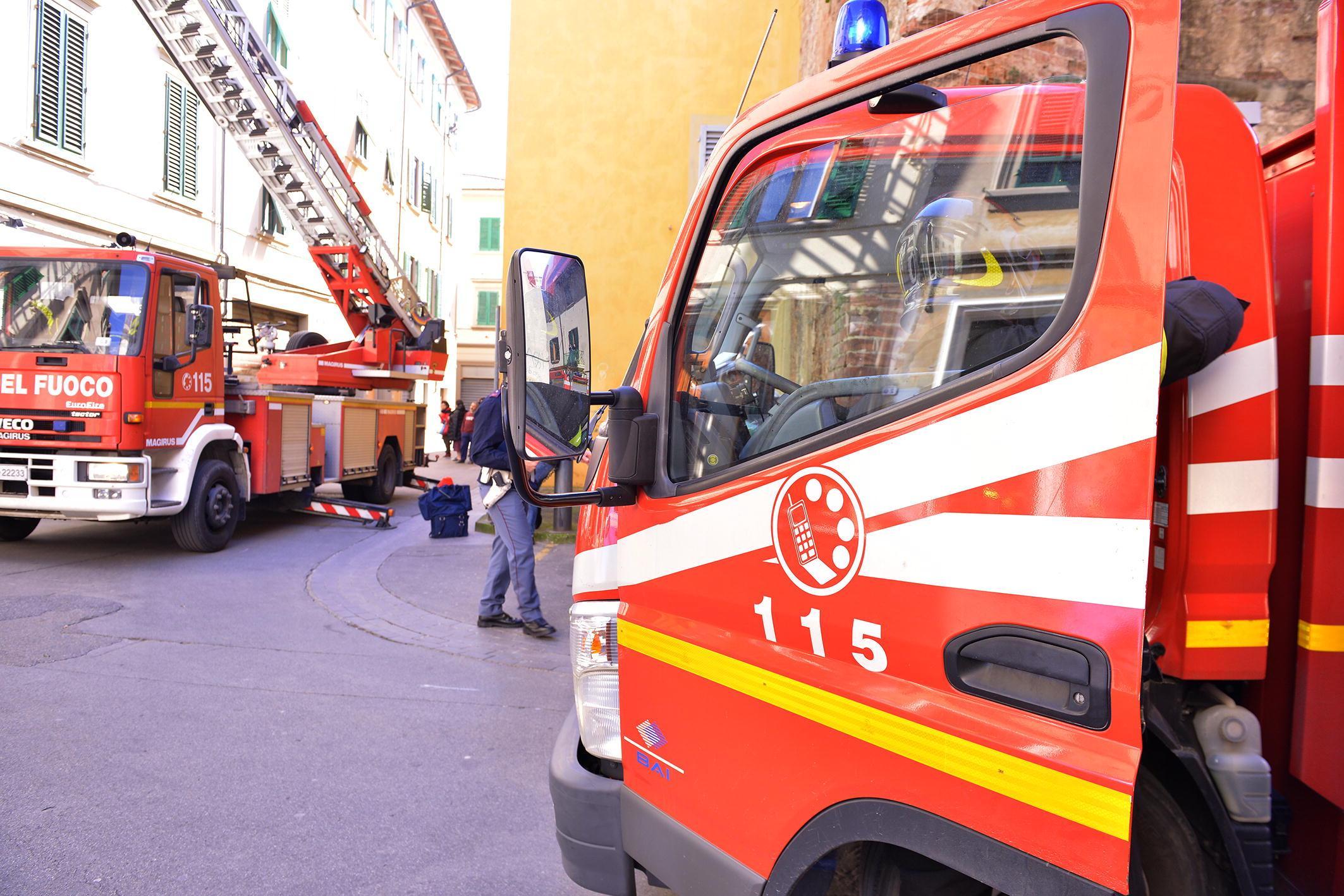 Brucia ex ristorante, alba di fuoco sulle alture di Massa 