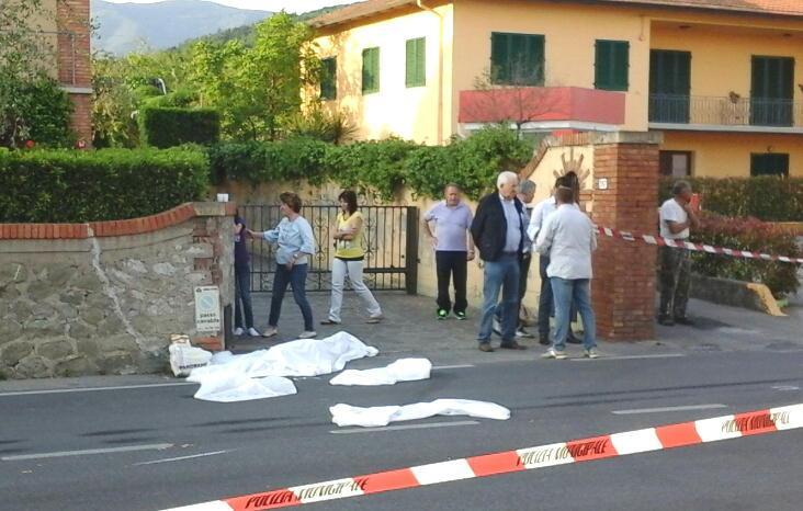 Il corpo dell'anziana coperto da un telo (foto Gori)