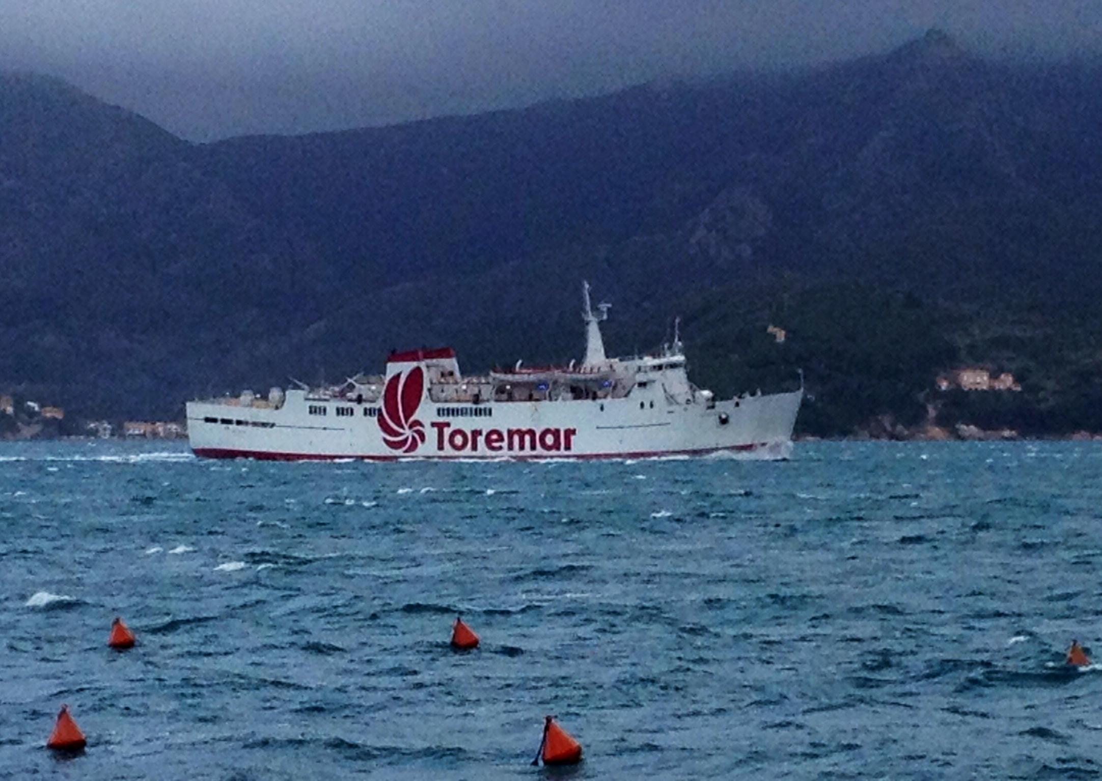Un traghetto Toremar