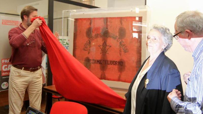 La prima bandiera del Pci dopo il restauro