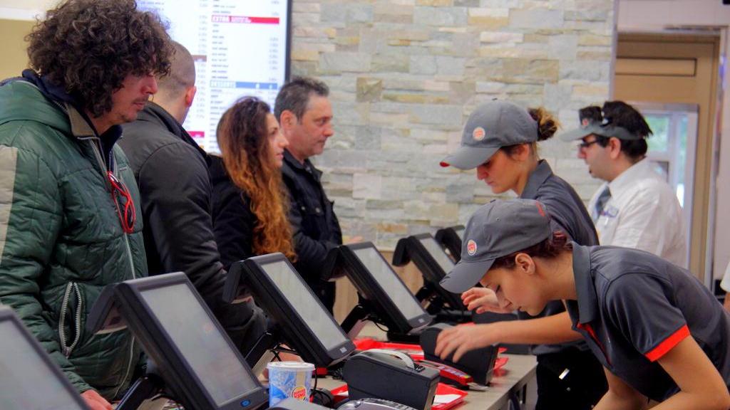 Lavoro: assunzioni in Toscana tra hamburger e patatine