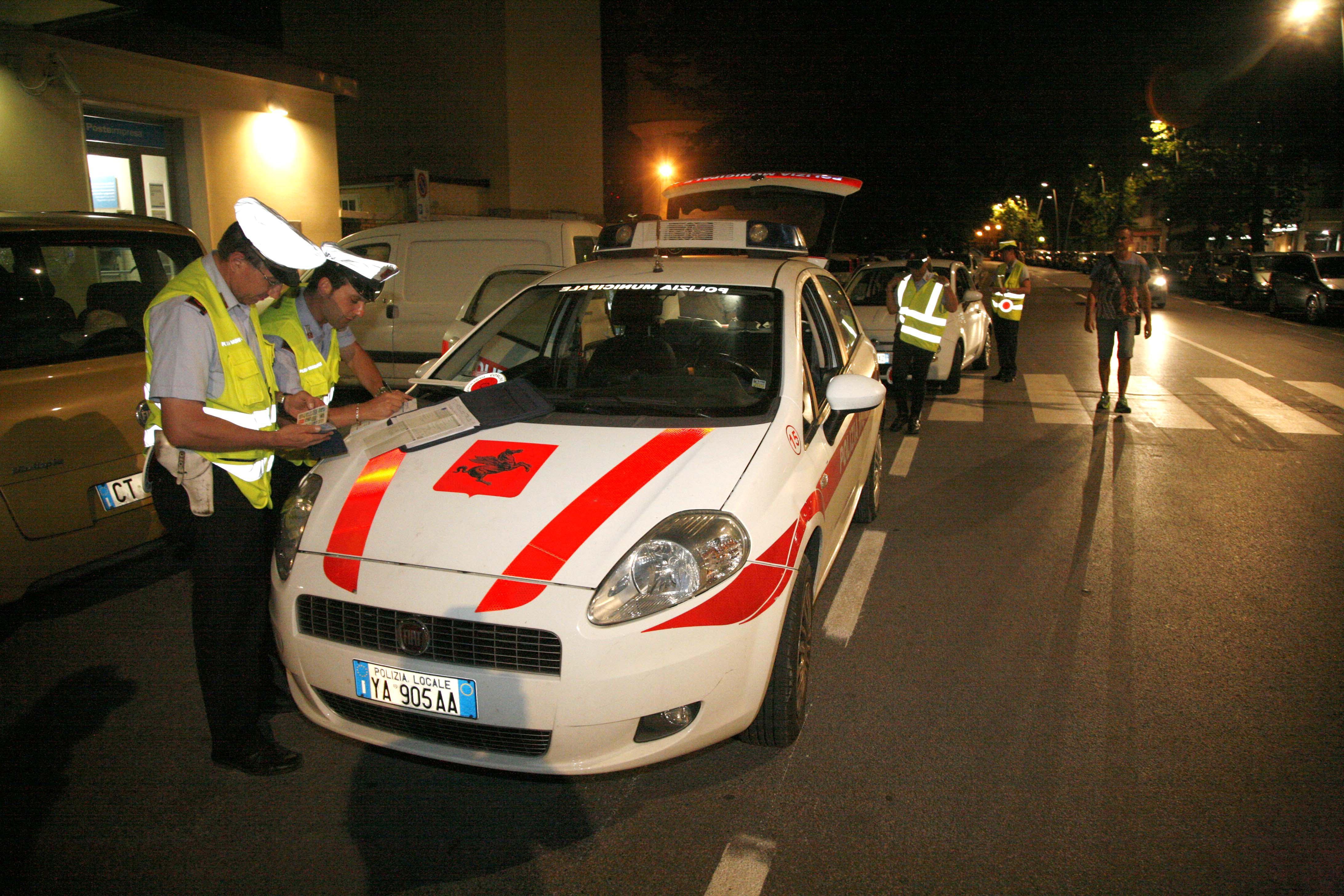 Un posto di blocco della polizia municipale di Viareggio