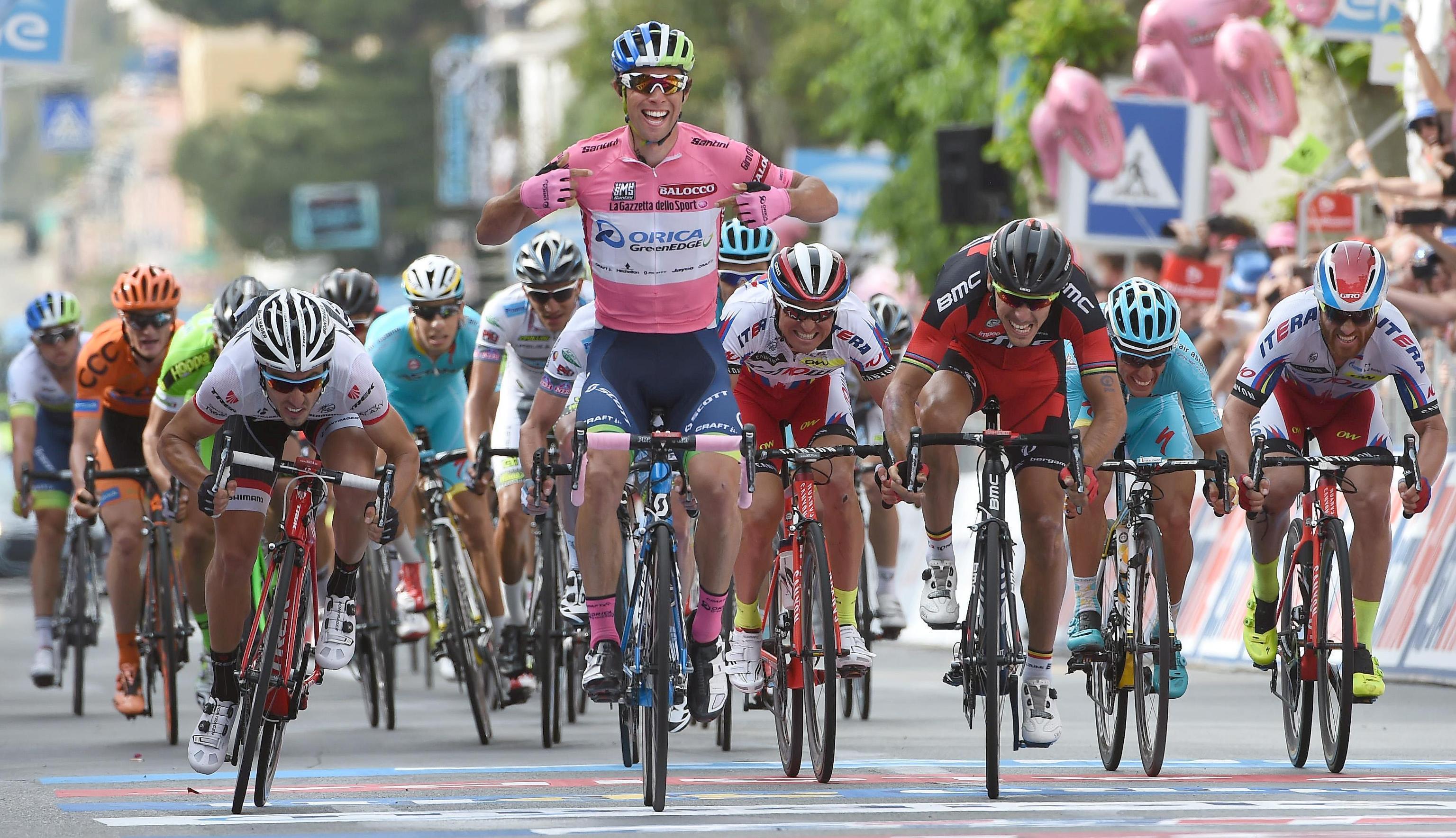 Un gruppo di ciclisti del Giro d'Italia