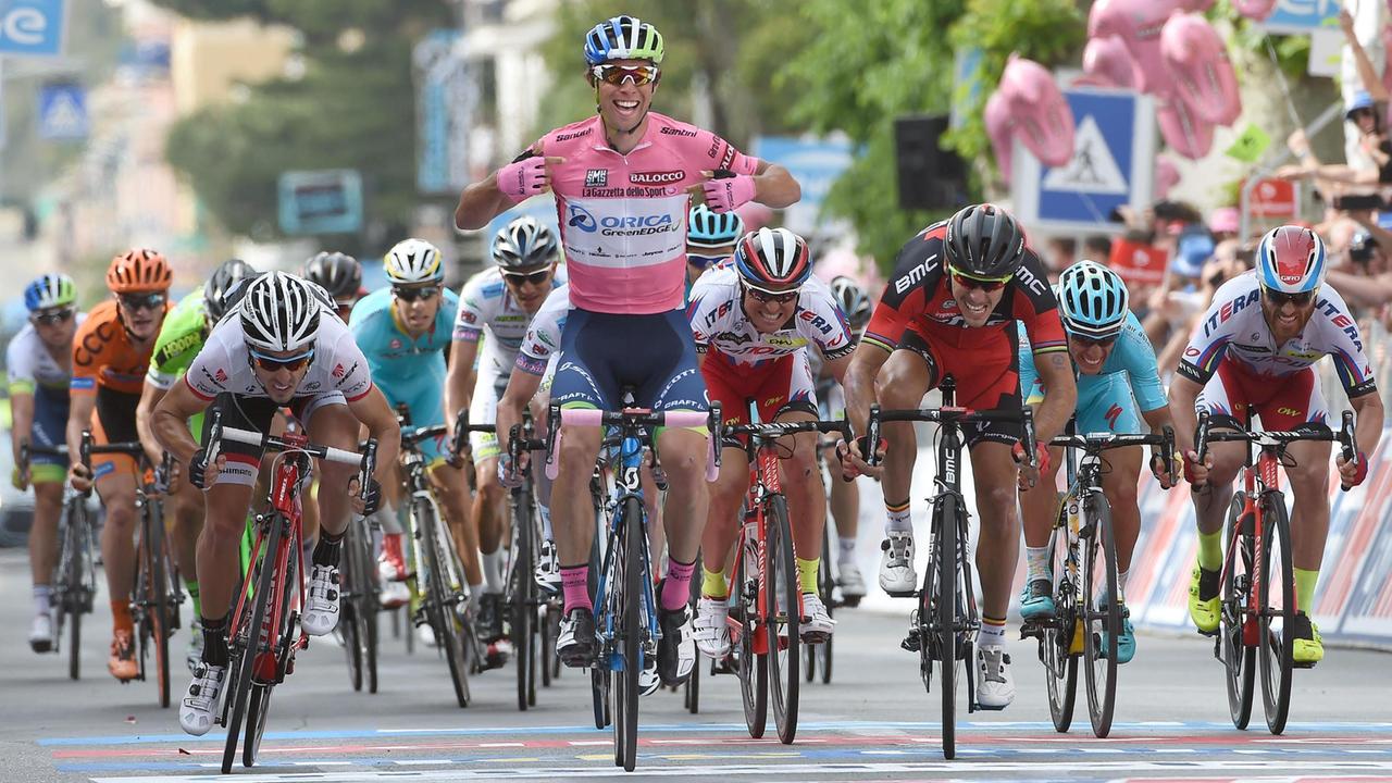 Un gruppo di ciclisti del Giro d'Italia