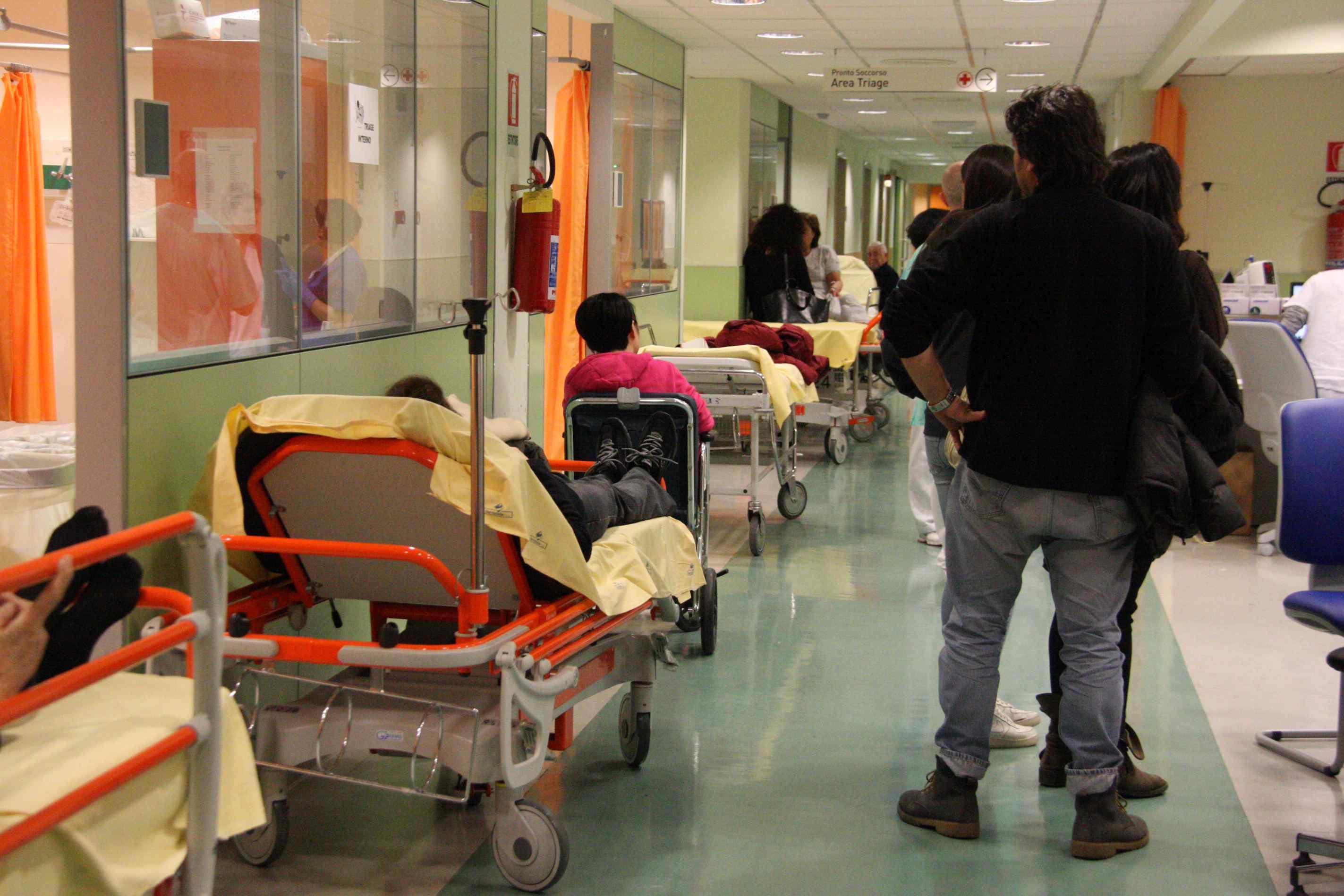 Pazienti in barella al pronto soccorso del Santo Stefano (foto Batavia) 