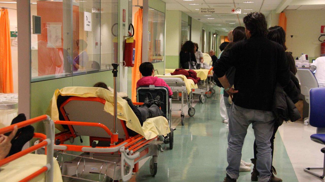 Pazienti in barella al pronto soccorso del Santo Stefano (foto Batavia)
