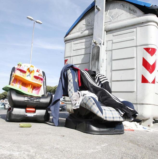 Gettano la spazzatura in strada, in 54 incastrati dalle telecamere 