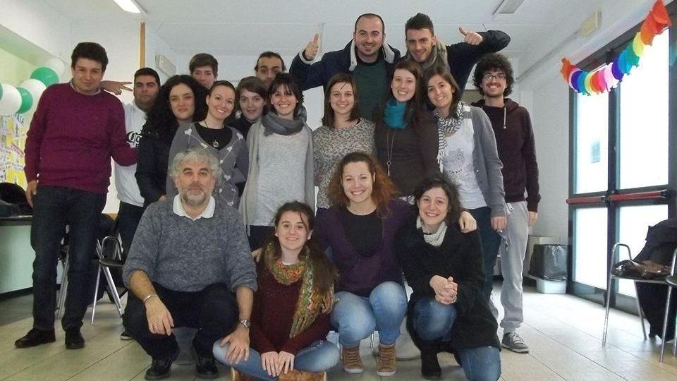 Massimiliano Andreoni (primo in basso a sinistra) con un gruppo di giovani volontari