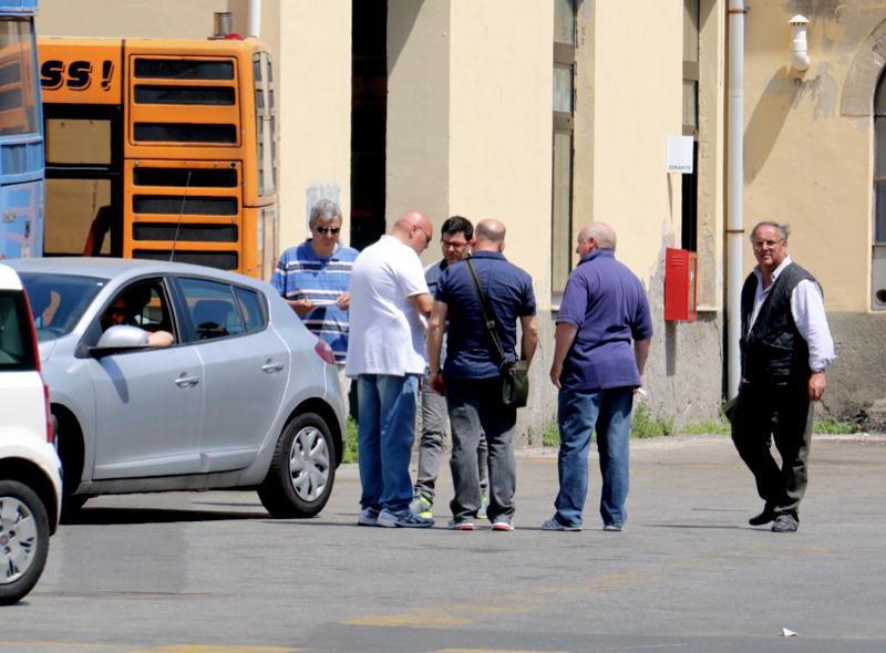 I controlli all'interno del deposito dei bus (Marzi Pentafoto)
