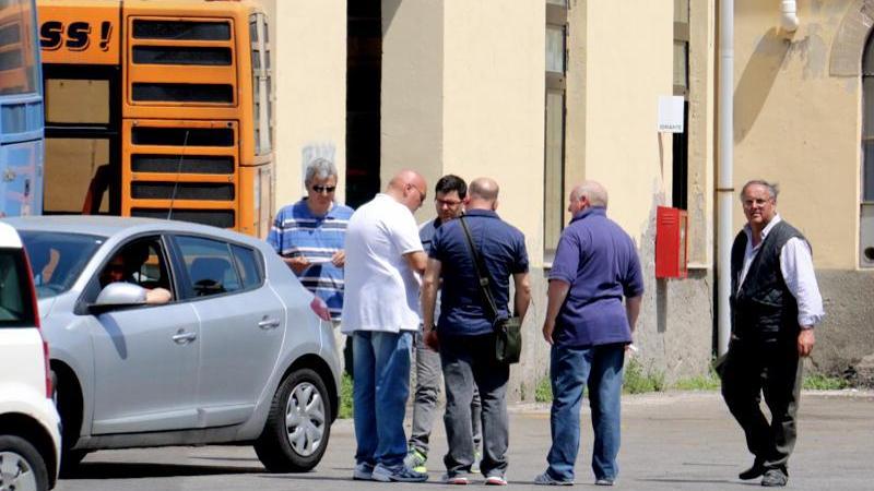 I controlli all'interno del deposito dei bus (Marzi Pentafoto)