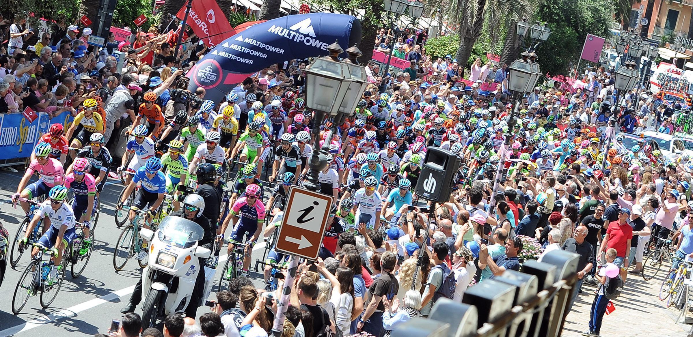 Il Giro d'Italia arriva in provincia: l'entusiamo dei tifosi e gli inevitabili disagi 