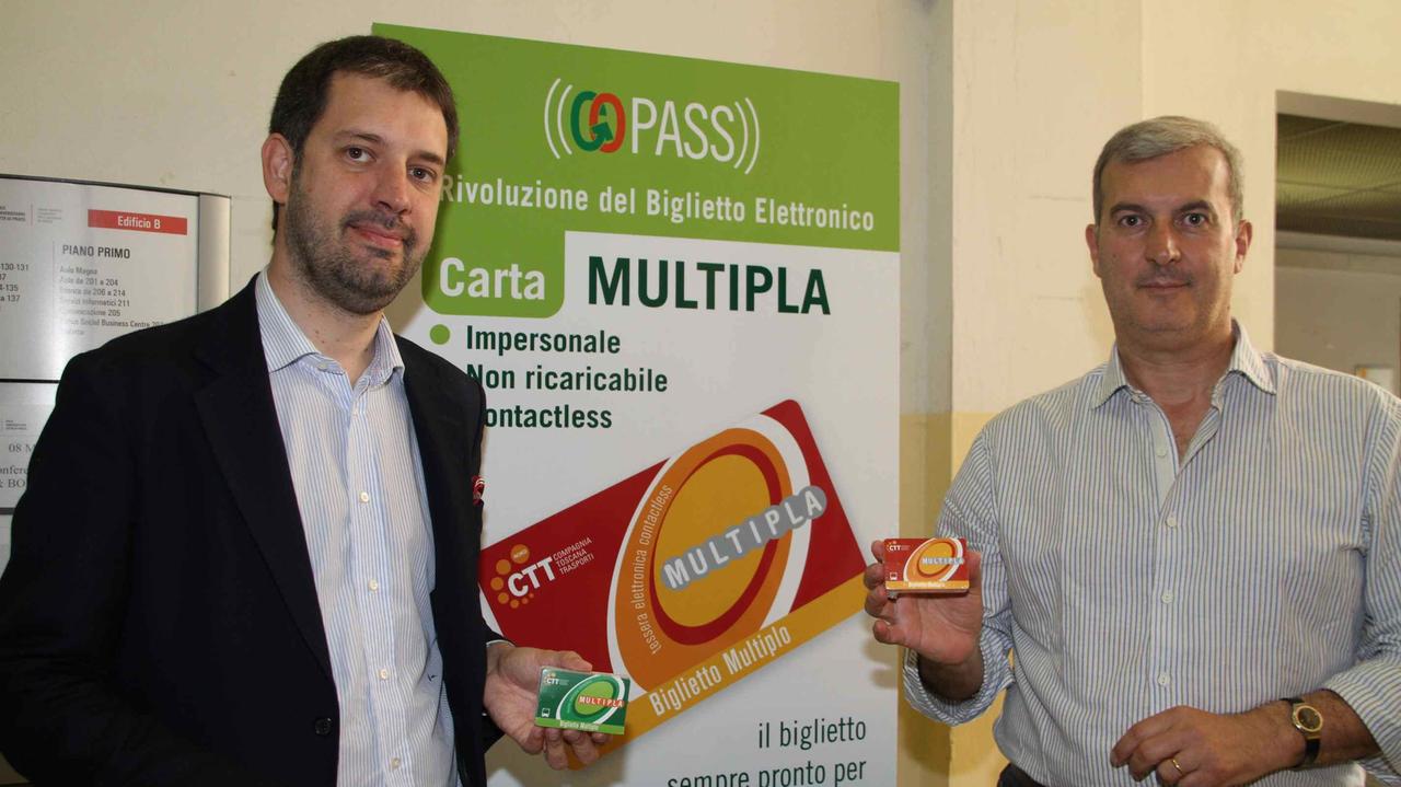 L'assessore Filippo Alessi e il direttore della Cap Alberto Banci presentano la Carta Multipla