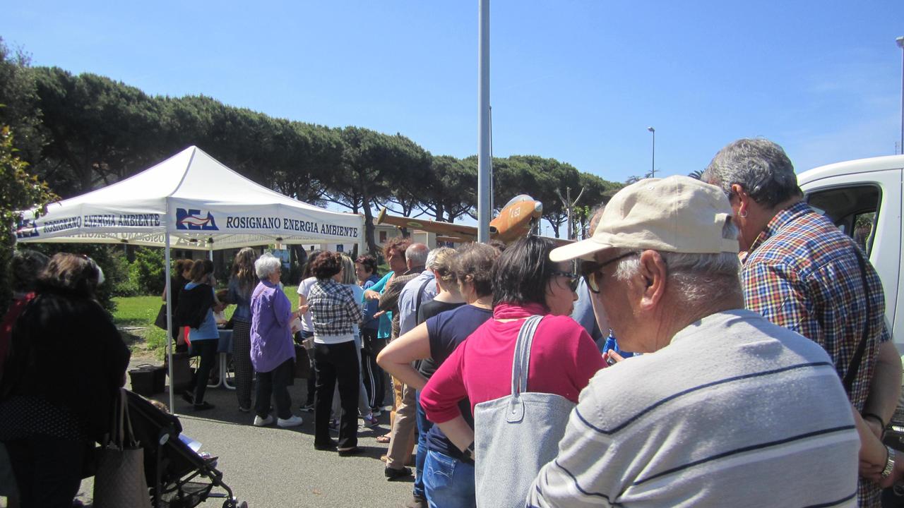 Il gazebo informativo allestito da Rea e Comune di Cecina