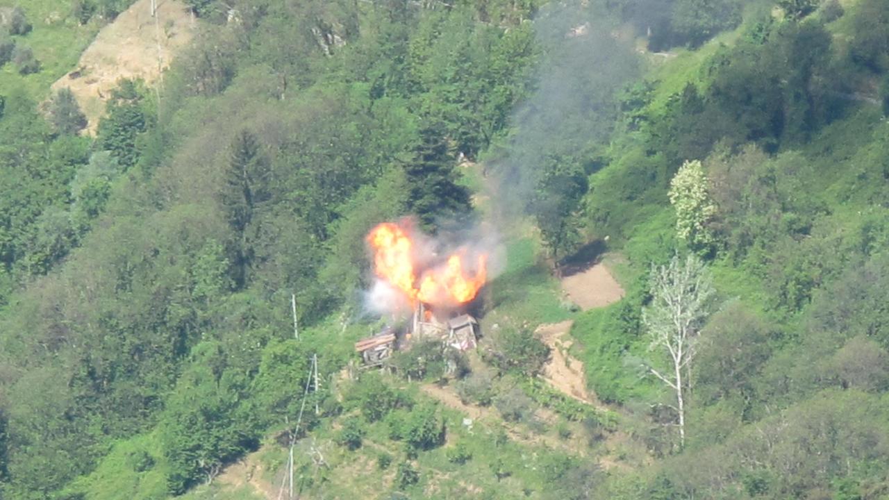 Il momento dell'esplosione della casa in mezzo a bosco (foto Marcello Lazzarini)