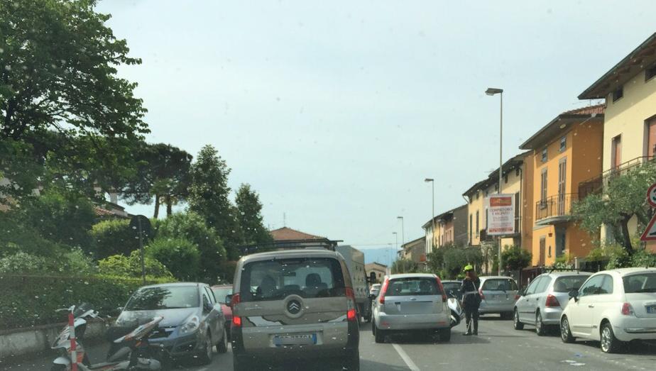 L'incidente in via di Reggiana, auto in coda e rilievi della polizia muncipale