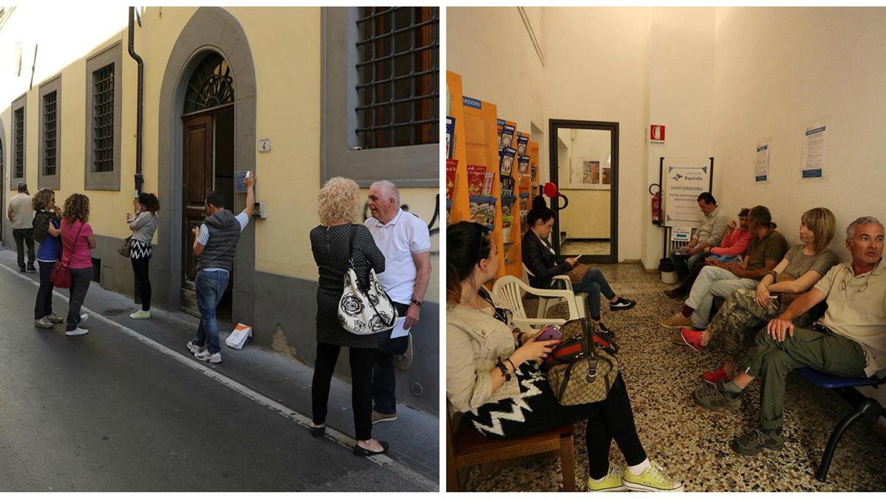 Cittadini in attesa dentro e fuori l'ufficio di Equitalia (Foto Agenzia Carlo Sestini)