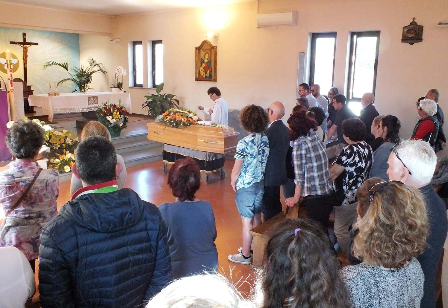 Un momento dei funerali di Gabriele Grandi alla chiesa di Salivoli (foto Paolo Barlettani)