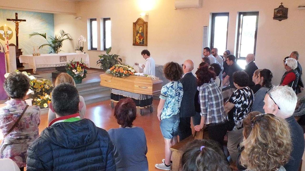 Un momento dei funerali di Gabriele Grandi alla chiesa di Salivoli (foto Paolo Barlettani)