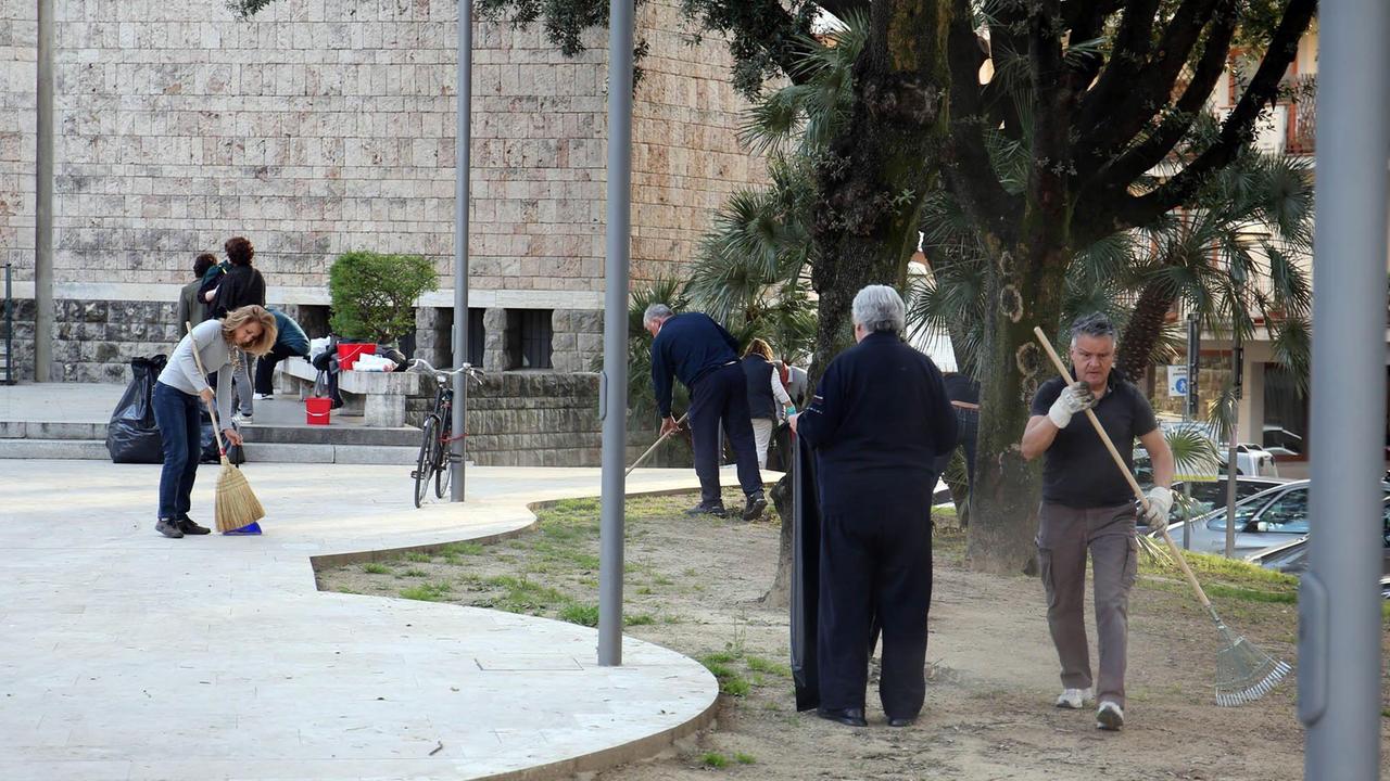 Gli Angeli di Montecatini mentre si prendono cura di piazza del Popolo