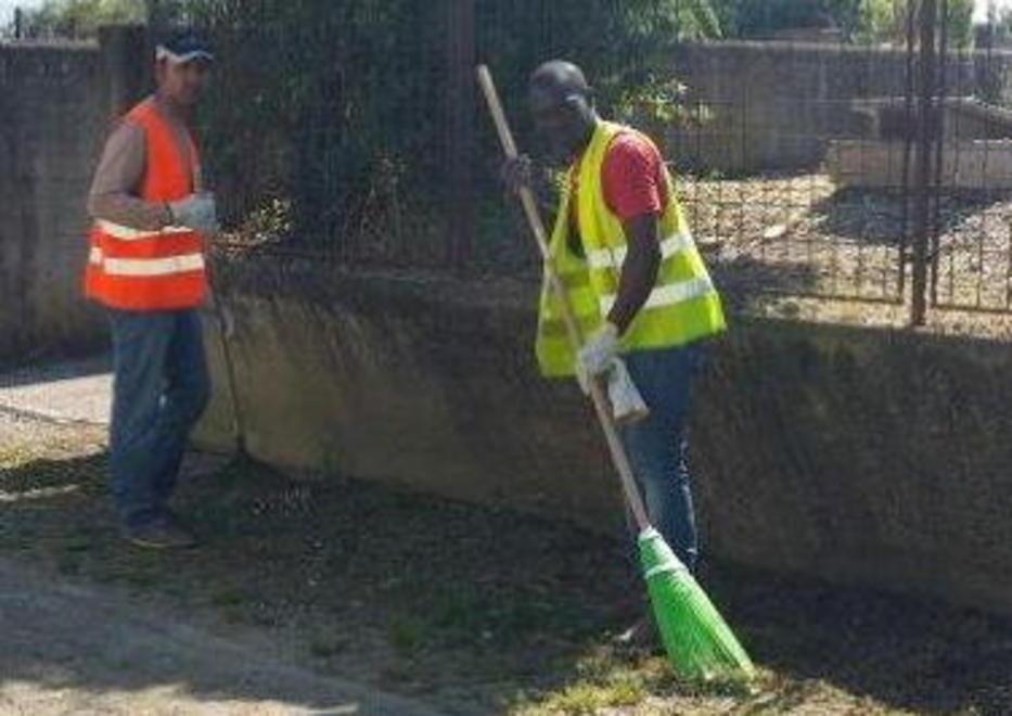 Profughi all'opera nel cimitero comunale di Pistoia