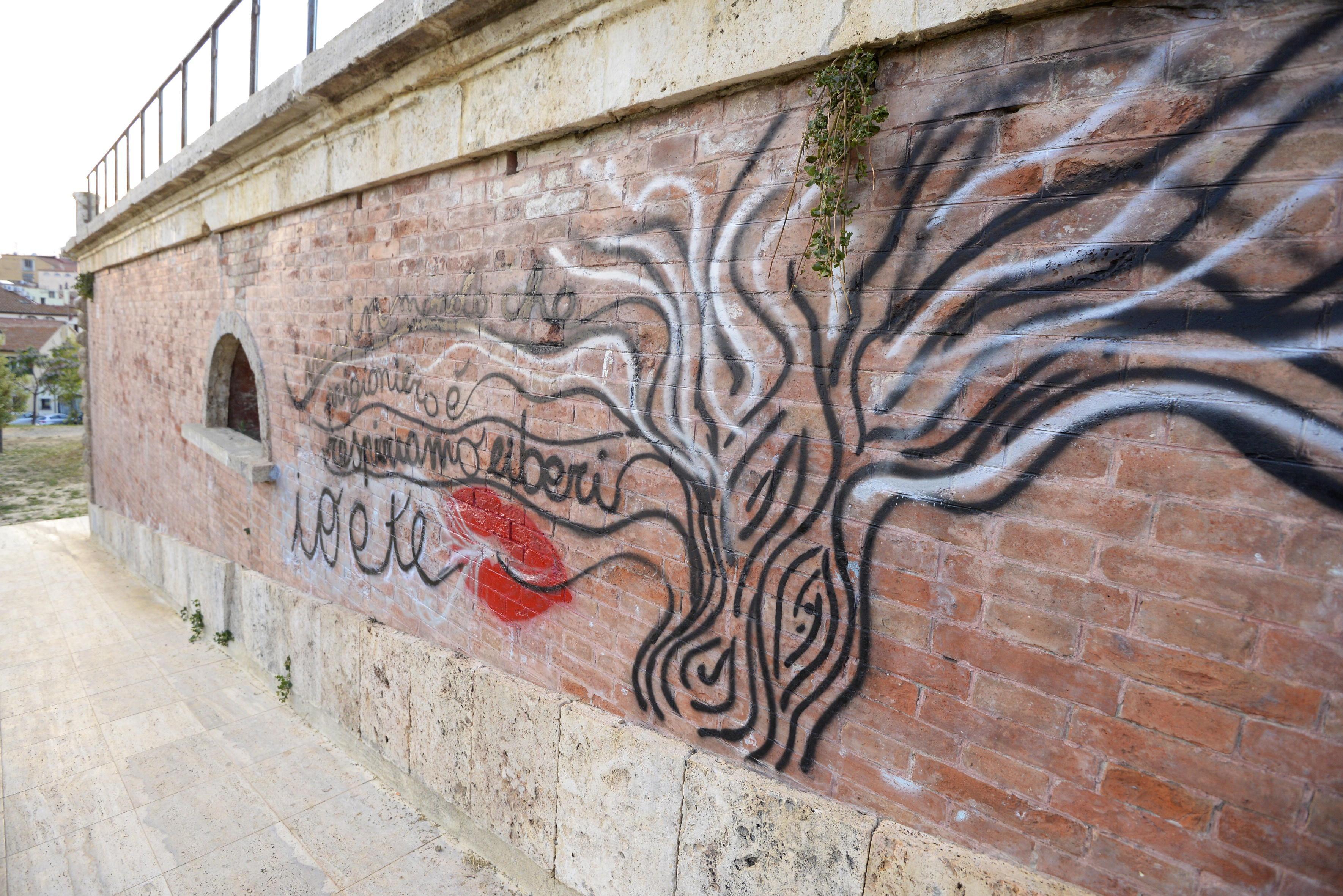 Scritte vandaliche sulle Mura al bastione Maiano (foto Bf)