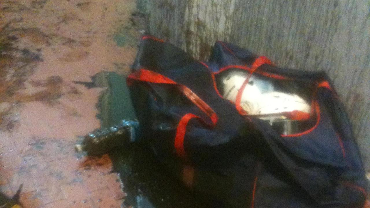A fianco di un borsone del Forte la bottiglia di olio lanciata negli spogliatoi che ha ferito due giocatori e il massaggiatore