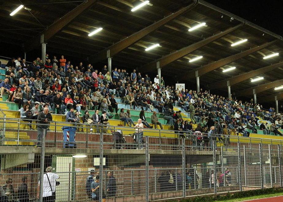 Poco più di 200 spettatori in tribuna