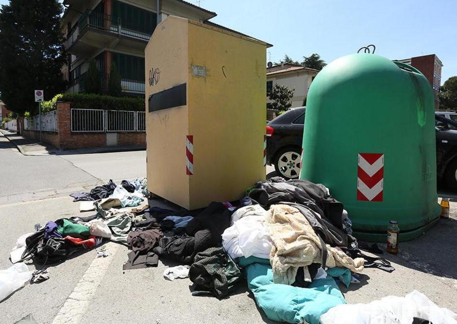 Assalto agli abiti usati per business o povertà 