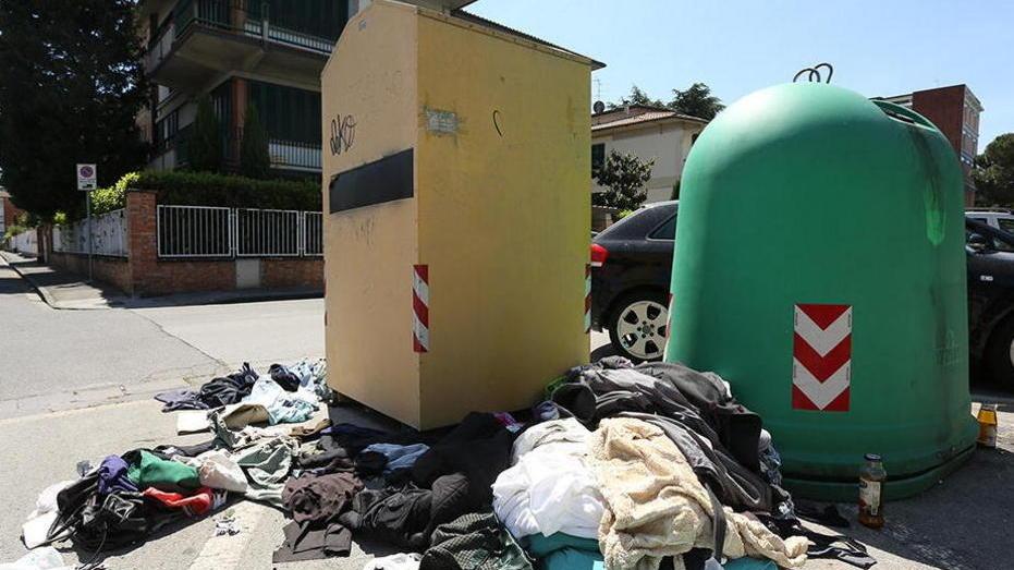Assalto agli abiti usati per business o povertà