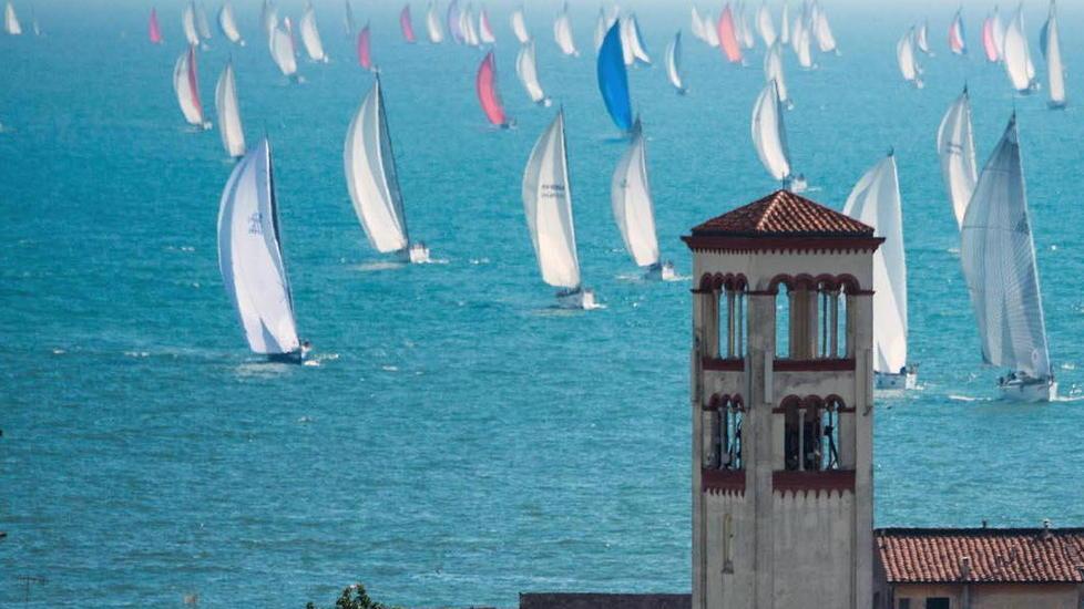 La 151 Miglia fa tappa davanti alle case di Marina