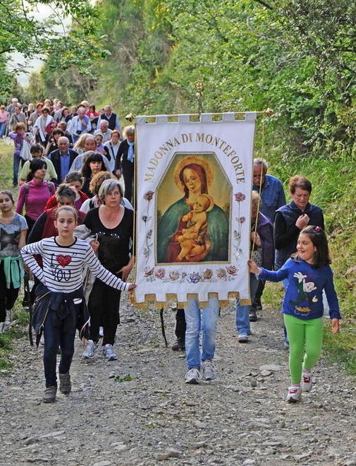 Al colle di Monteforte in processione 