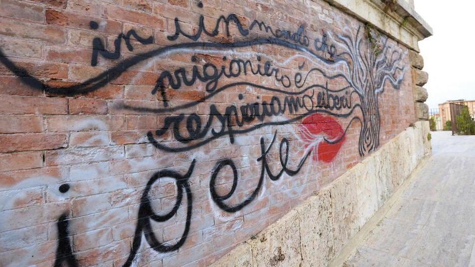 Ragazzine pizzicate dai vigili mentre imbrattano le Mura