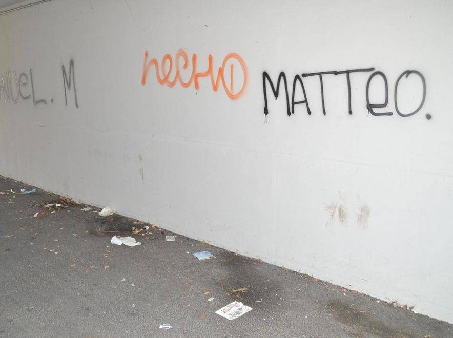 Sottopasso deturpato da scritte e sporcizia 