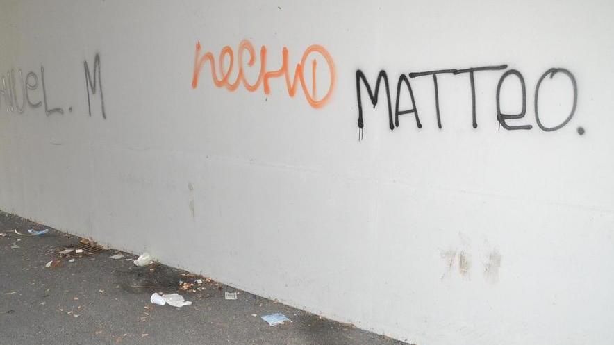 Sottopasso deturpato da scritte e sporcizia