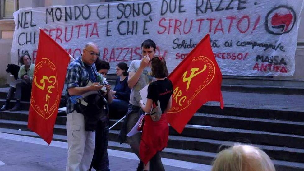 Carc, in cinque a processo Presidio davanti al teatro