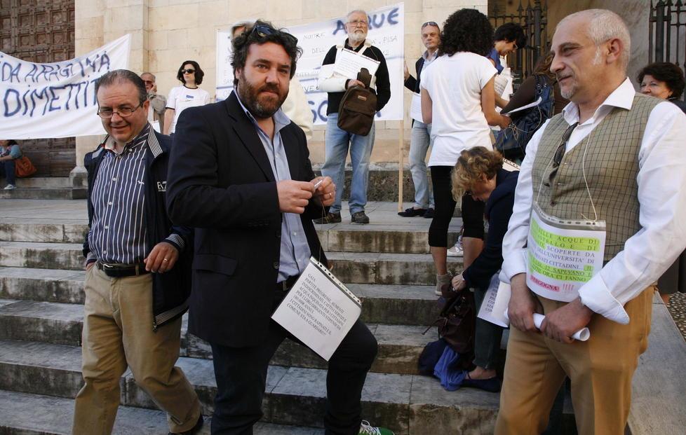 I candidati sindaci tra la gente che protesta 