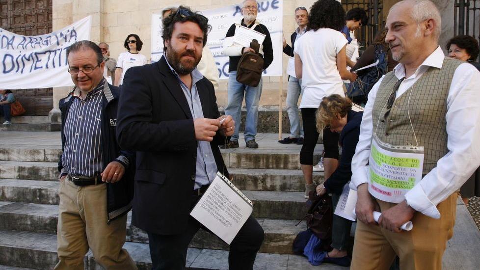 I candidati sindaci tra la gente che protesta