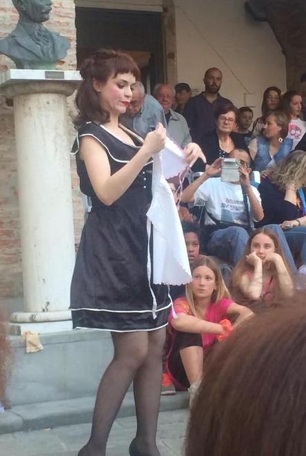 Mancini si scaglia contro il burlesque in piazza